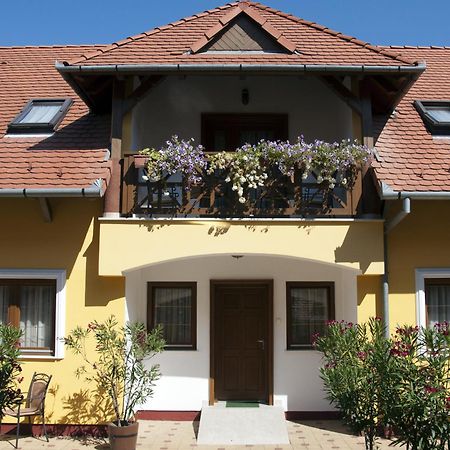 Frisko Panzio Bed & Breakfast ซาลาคาโรส ภายนอก รูปภาพ