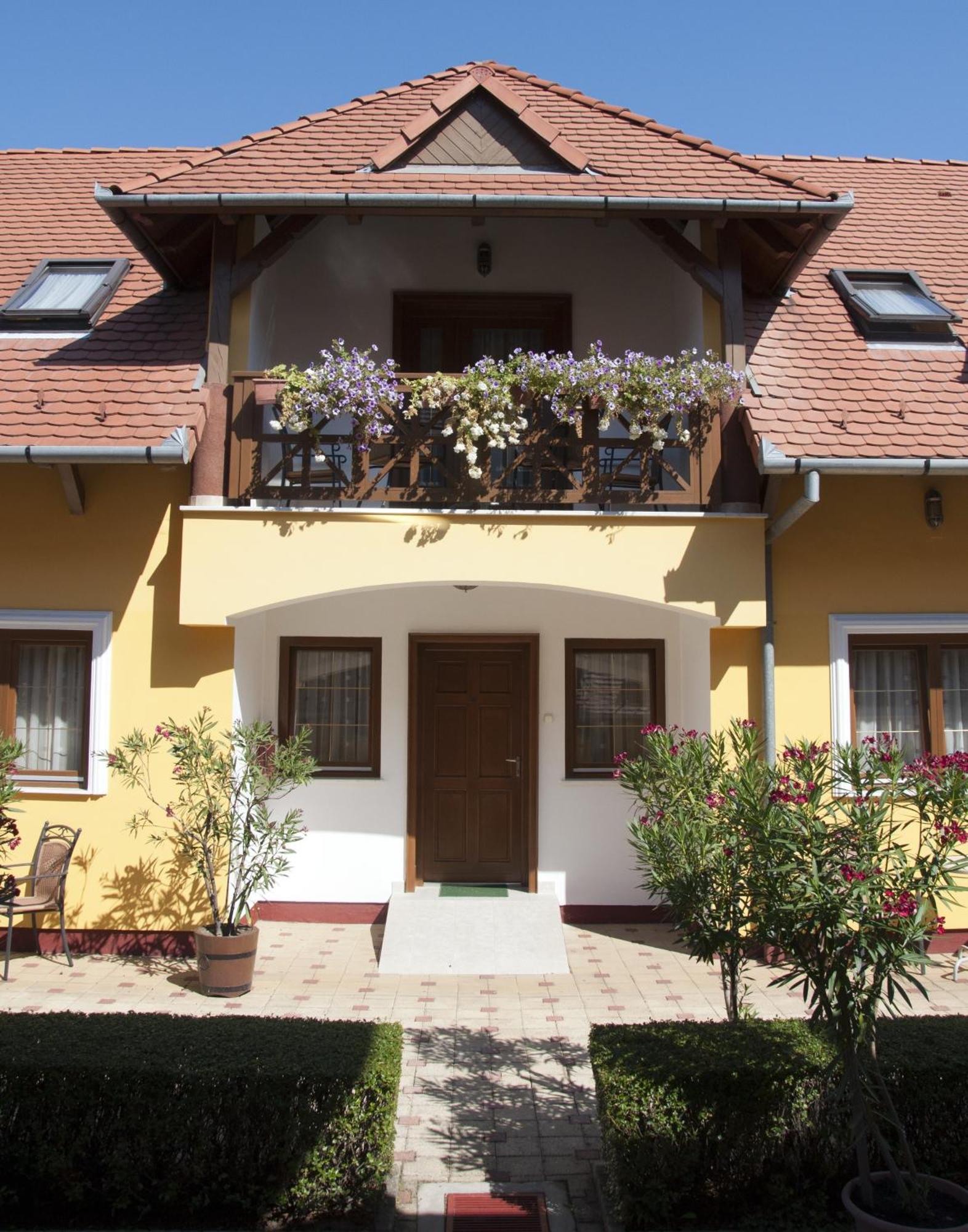 Frisko Panzio Bed & Breakfast ซาลาคาโรส ภายนอก รูปภาพ