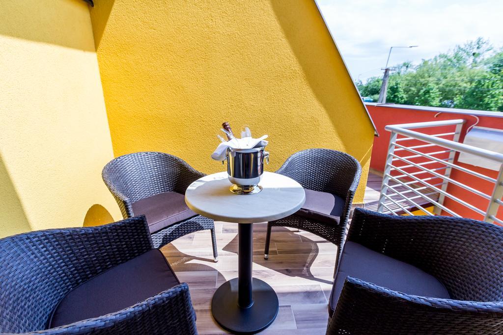 Frisko Panzio Bed & Breakfast ซาลาคาโรส ภายนอก รูปภาพ