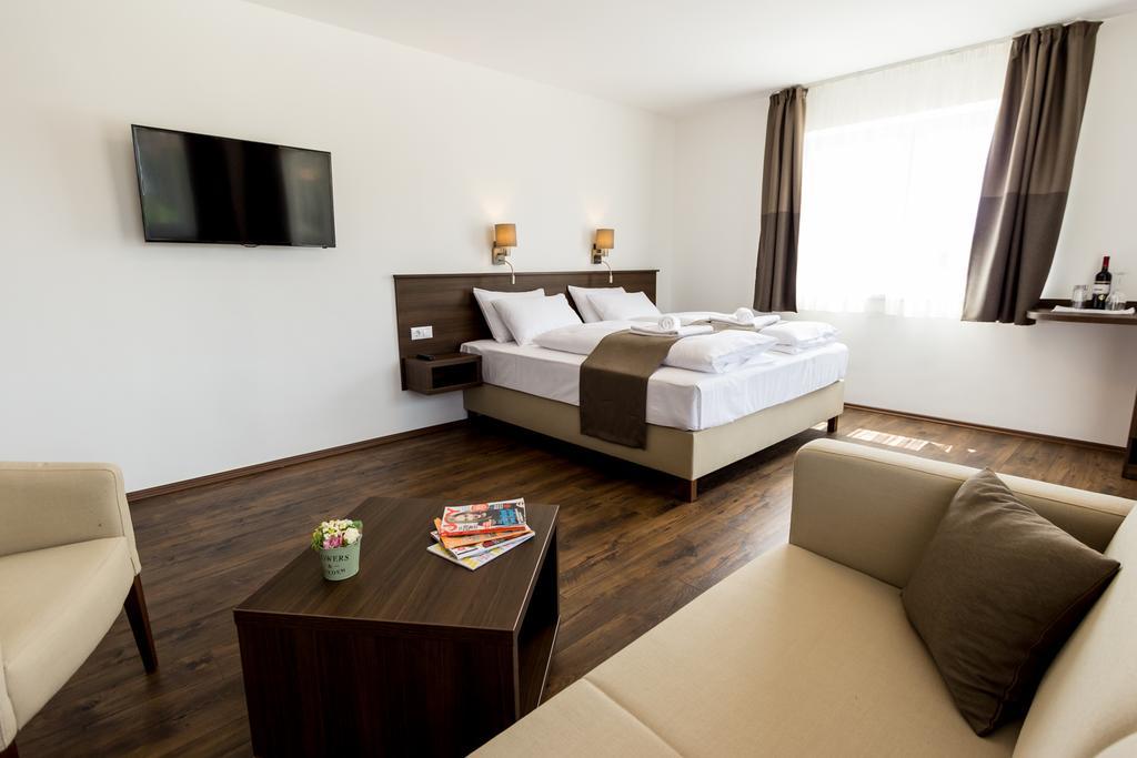 Frisko Panzio Bed & Breakfast ซาลาคาโรส ภายนอก รูปภาพ