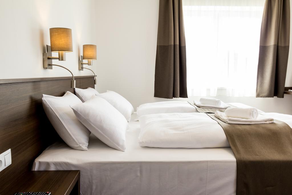 Frisko Panzio Bed & Breakfast ซาลาคาโรส ภายนอก รูปภาพ
