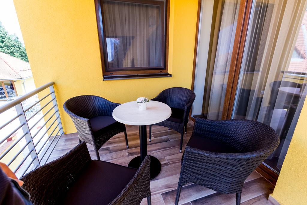 Frisko Panzio Bed & Breakfast ซาลาคาโรส ภายนอก รูปภาพ