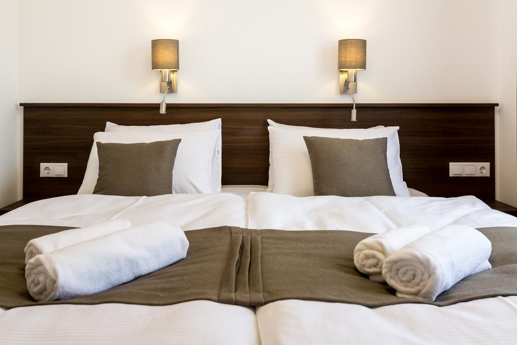 Frisko Panzio Bed & Breakfast ซาลาคาโรส ภายนอก รูปภาพ