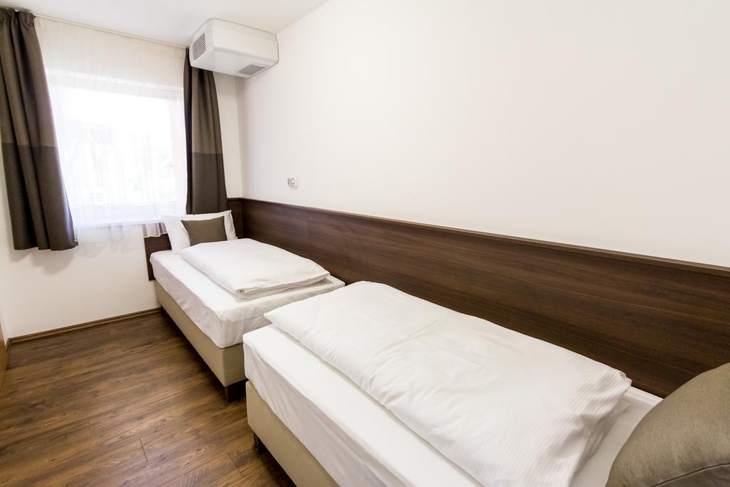 Frisko Panzio Bed & Breakfast ซาลาคาโรส ภายนอก รูปภาพ