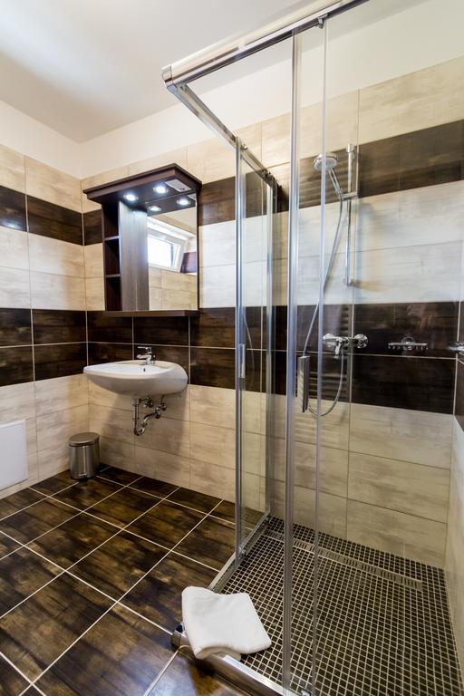Frisko Panzio Bed & Breakfast ซาลาคาโรส ภายนอก รูปภาพ
