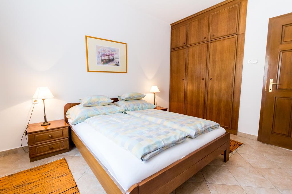 Frisko Panzio Bed & Breakfast ซาลาคาโรส ภายนอก รูปภาพ