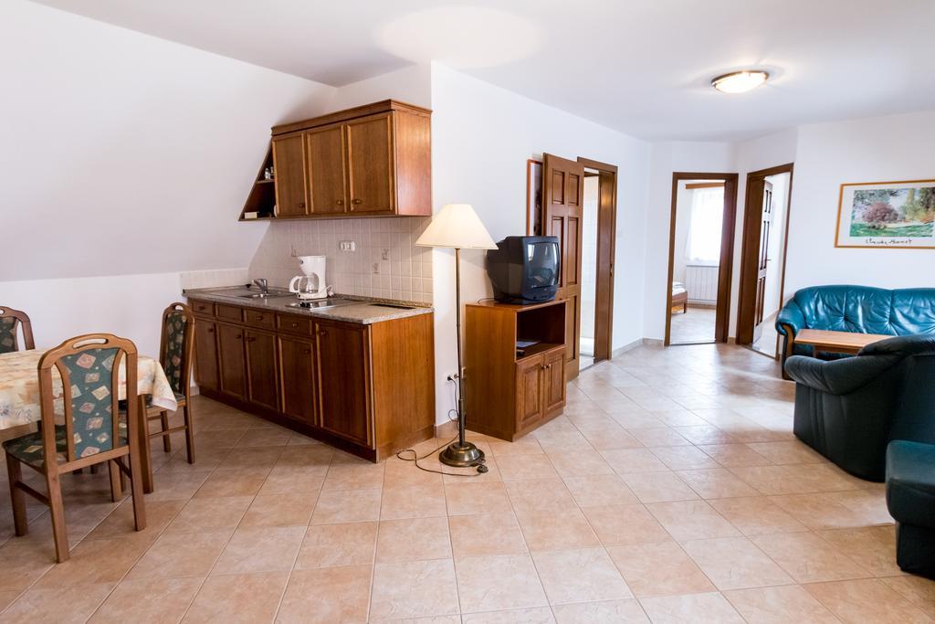 Frisko Panzio Bed & Breakfast ซาลาคาโรส ภายนอก รูปภาพ