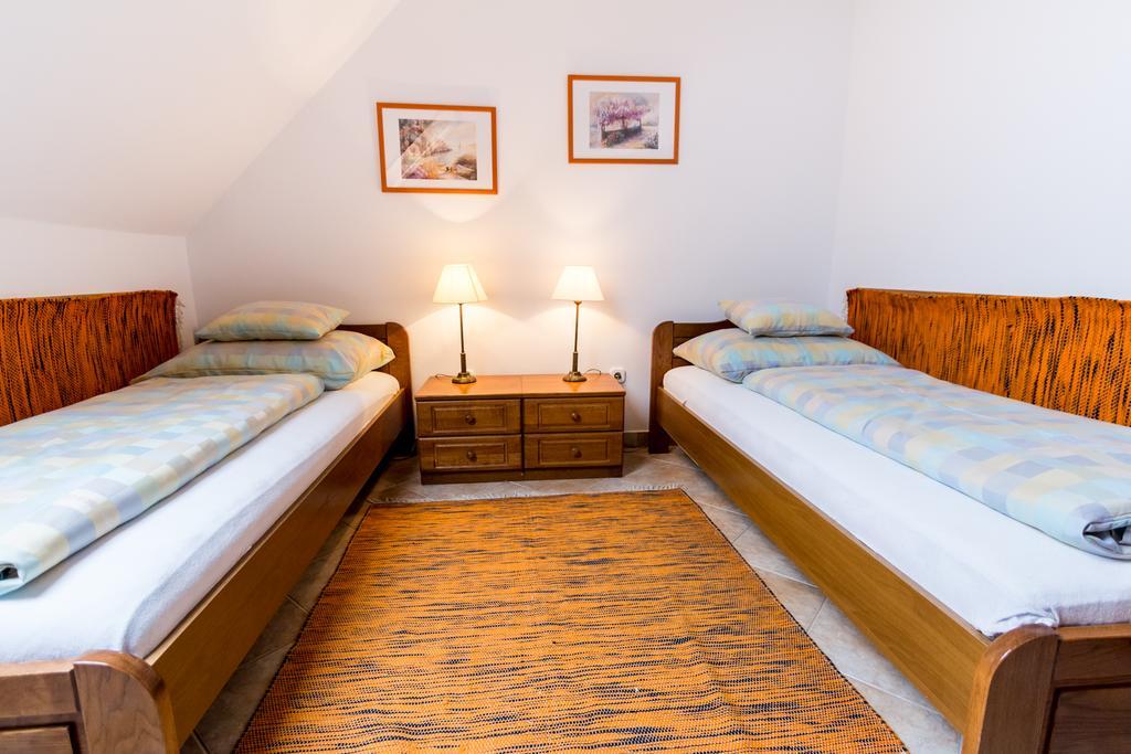 Frisko Panzio Bed & Breakfast ซาลาคาโรส ภายนอก รูปภาพ