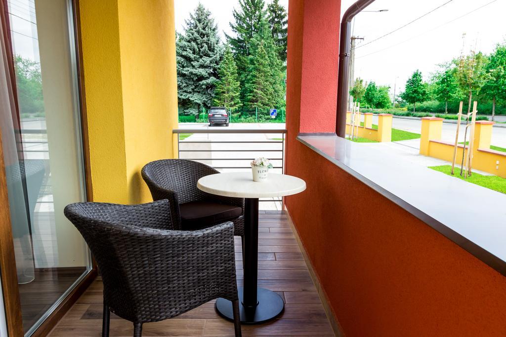 Frisko Panzio Bed & Breakfast ซาลาคาโรส ภายนอก รูปภาพ